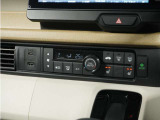◆オートエアコン装備◆ お好みの温度を設定をするだけで、後は、自動で風量を調節してくれます!快適にドライブが楽しめます。