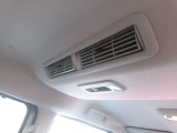 リアシーリングファン装備!ルーフに取り付けたファンで、風を後席にも送風!効率的に循環させることで、室内温度を均一に保ちますので、快適に過ごせます♪