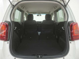 2列目シートを倒すことで、大変広いラゲッジスペースとなります。大きな荷物を積んだりと様々な用途にご利用いただけます。