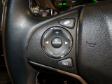【ステアリングリモコン】ステアリングにオーディオ調節可能なスイッチが装備されていますので運転中でも視線をそらさずにオーディオの調節が可能です!
