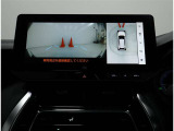 パノラミックビューモニター装備!トップビュー&フロントビュー・車両に取り付けたフロント、サイド、バックカメラの映像を合成して画面上に表示させることで、低速時の運転を補助する装置です。