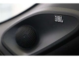 車内空間にクリアでパワフルな心地よいサウンドを響かせる『JBLサウンドシステム』を搭載。音の良さはもちろんのこと、音楽の魅力をダイレクトに感じることが出来るクオリティの高いサウンドが楽しめます。