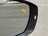 ブラインドスポット。後方死角ゾーンを走行する車両を検知することで、ミラー先端のインジケーターが点灯、安全な車線変更をサポートします。
