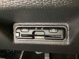 ハンドルの右下にETCがついています。高速道路の料金所の通過も楽々です!。 カードの取り出しもしやすい場所についています。
