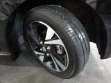 タイヤは ヨコハマ   2024年製がついています。 そして足元を精悍に引き締める純正15インチアルミホイール、おしゃれは足元から、カッコイイですね!