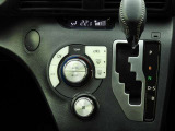 オートエアコンを装備しておりますので、四季を通じて車内を快適な温度に保つことが出来ます!高級感が有りますね!