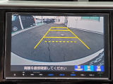 ガイドライン付きバックカメラを装備しているので、慣れない場所での車庫入れも安心です。