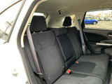 【リヤシート】後席でもゆったりと座れ、長時間の移動でも快適に過ごせます。内装の状態も良好です。