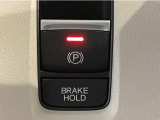 指先の操作でパーキングブレーキの「作動と解除」が行うことができる装備。ブレーキペダルから足を離しても停止し続けてくれるオートブレーキホールド機能。信号待ちなどの際には便利。ECO運転で低燃費走行♪