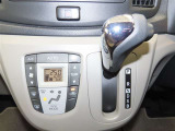 スタイリッシュなデザインのインパネ。各操作スイッチは使いやすい位置に配置されてます。