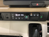 セレクトレバーの左上にオートエアコンがついてますので、お好みの温度をセットするだけで風の強さや風量を自動で調整します。スイッチやダイヤルも簡単操作で快適に過ごせます。