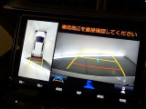 【全周囲モニター】車を上空から見下ろしたような映像をカーナビ画面に映し出し、車庫入れや縦列駐車をサポートしてくれます。