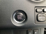 エンジンスタートスイッチです。キーが車内にあれば、エンジンの始動や停止はスイッチを押すだけ!キーを取り出す手間を省き、ワンプッシュで操作できるので簡単でスムーズです。