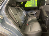 後部座席も気になるようなキズ・汚れやへたり等、大きなダメージはなく、良好な状態です。