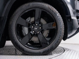 22インチブラックホイール装備!力強さと重厚感を感じさせる立体感のあるスポーク、車体全体のバランスを考慮した洗練されたデザイン性でディフェンダーの魅力を際立たせます!