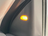 【ブラインドスポットワーニング】走行中、ドアミラーの死角になりやすい箇所に後続車が接近するとサイドミラー付近に警告を表示、ドライバーに注意喚起をしてくれます。