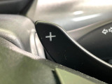 【パドルシフト】ハンドルから手を離さずに素早くシフトアップ&ダウンができるので、エンジンブレーキを使う下り坂や高速道路の合流で加速したい場面で役立ちます。
