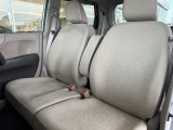 足元もゆったりで長時間の運転も疲れにくいフロントシートです。