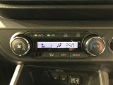 【オートエアコン】一度お好みの温度に設定すれば、車内の温度を検知し風量や温度を自動で調整してくれます。