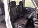 女性でも運転がしやすいように、シートの高さ調整機能(シートリフター)がついています。広い足元にゆったり座れるシートには肘掛も装備しており長距離の運転でも疲れにくいシートです。