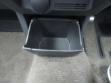収納スペース多数あります。(運転席・助手席足元)