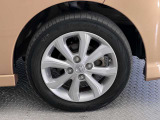 【純正アルミホイール】オシャレな純正アルミホイール付きですので見た目がカッコイイですよ♪