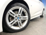 ●純正17インチアルミホイール:輸入車ならではの卓越した走りを支えるホイールと足回りです!日本車の走りに慣れている方にもぜひ体感して頂きたいほど、高いレベルでまとまっています!