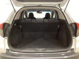 ラゲッジも広く使いやすいトランクは、開口部も広く荷物の積み下ろしもしやすいお車となっております。リアシートの背もたれは6:4の割合で分割して可倒できるので、長いお荷物などを載せることもできます。