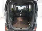 【トランクルーム】セカンドシートを折りたためば、低く広い床面が出現。大きなに荷物も収まります。