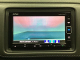 ギヤをR(バック)に入れるとナビの画面に後ろの映像が映るリアカメラ付です。後退時、コンディションが悪い視界でもカラーバックモニターがドライバーをサポートします。