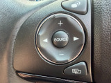 ステアリングから手を離さず操作できるオーディオスイッチを装備しています。