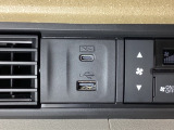 エアコン操作パネルの左側に、スマートフォンなどの充電可能なUSB端子と、音源などの外部入力の可能なUSB端子がついています。移動中に充電もできるので便利です。