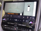 パノラミックビューモニターシステムが付いているので車の上から見た映像が確認できますよ。 一目で車両周辺の情報を確認できますが、直接安全をご確認下さい。