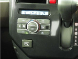 オートエアコンを装備しておりますので、四季を通じて車内を快適な温度に保つことが出来ます!高級感が有りますね!