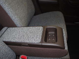 運転席と助手席の間には「ひじ置きと小物入れ」も付いているのでリラックスして運転が出来そうですね!安全運転はお忘れなく!