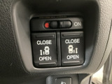 【両側パワースライドドア】両側がパワースライドドアになっており、運転席のスイッチやスマートキーでも開閉が可能です!開口部も広いので乗り降りも楽々♪