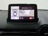 パノラミックビューモニター付きです。車両を上から見たような映像をディスプレイオーディオ画面に表示。運転席からの目視だけでは見にくい、車両周辺の状況をリアルタイムでしっかり確認できます。