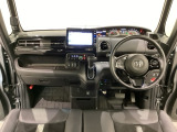 車内は光触媒抗菌消臭施工済です。スタイリッシュなデザインでスポーティなインパネ周りを演出します。グローブボックスやカップホルダーのほかにトレーなどたくさんの収納スペースが付いています。