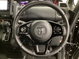 ハンドルにHondaセンシング系のクルーズコントロールやレーンキープアシストなどのスイッチと、オーディオの操作スイッチが装備されています。ハンドルから手を離さず安全に操作できます。