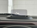 ヘッドアップディスプレイを装備しています。ドライバーの視線の先にスピードが表示されるので、視線の異動が少なく、安全に運転出来ます。