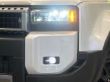 【LEDヘッドライト】悪天候や夜間走行時も良好な視界を確保し安心して運転できる高輝度LEDヘッドライトを装備!点灯速度が早く、消費電力も抑えられています。