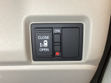 左側電動スライドドアは運転席からでも操作ができるように、ハンドル付近に開閉の操作スイッチが付いています。