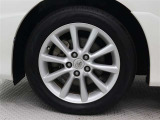 純正アルミホイールは精度が高く、走行の安定性が優れています。タイヤサイズ215/55R17