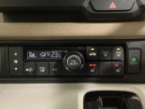 セレクトレバーの左上にオートエアコンがついてますので簡単操作で快適に過ごせます。シートヒータースイッチ内蔵で前席の左右別々に2段階で温度設定ができます。