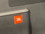 【JBLサウンドシステム】メーカーオプションの高品位サウンドシステムを搭載。専用のチューニングが施された大小様々なスピーカーから良質なサウンドが奏でられ、臨場感あふれる音響空間を演出します。