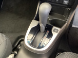 シンプルでとても使いやすいフロアシフトに、パーキングブレーキはハンドタイプのサイドブレーキです。