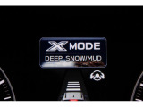 XーMODEは路面に応じてモードを選択するだけで4輪の駆動力やブレーキなどを最適にコントロール。悪路からのスムーズな脱出をサポートします。