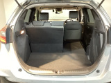 シートを倒せばラゲッジスペースも広々。BBQやゴルフなど様々な用途で活躍します。アクティブに動かれるお客様には強い味方です!