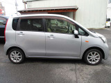 4WD/プッシュスタートエンジン/スマートキー/アイドリングストップ/ベンチシート/CD再生/オートライト/アルミホイール/ドアバイザー/フロアマット/衝突被害軽減ブレーキ