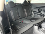 ●後部座席も気になるようなキズ・汚れやへたり等、大きなダメージはなく、良好な状態です。